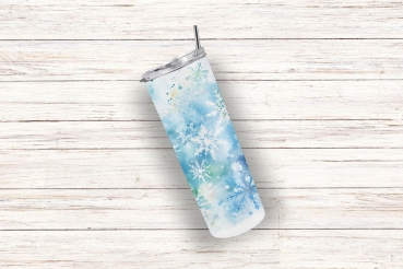 Ein schlanker Thermobecher mit einem blauen Schneeflocken-Design, liegend auf einem hellen Holzuntergrund. Perfekt für winterliche Getränke, bietet er eine stilvolle Möglichkeit, heiße oder kalte Getränke mit einem Fassungsvermögen von 590 ml zu genießen.